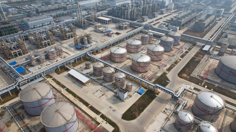 广东高分子材料与金属材料：性能与应用差异解析